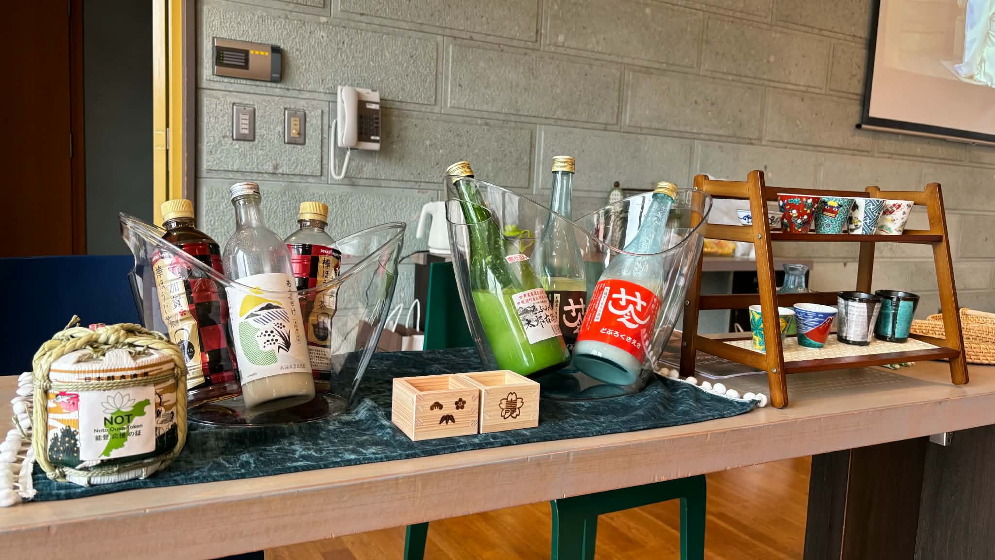 復興カフェで提供された中能登町のどぶろくや奥能登の甘酒、九谷焼の酒器