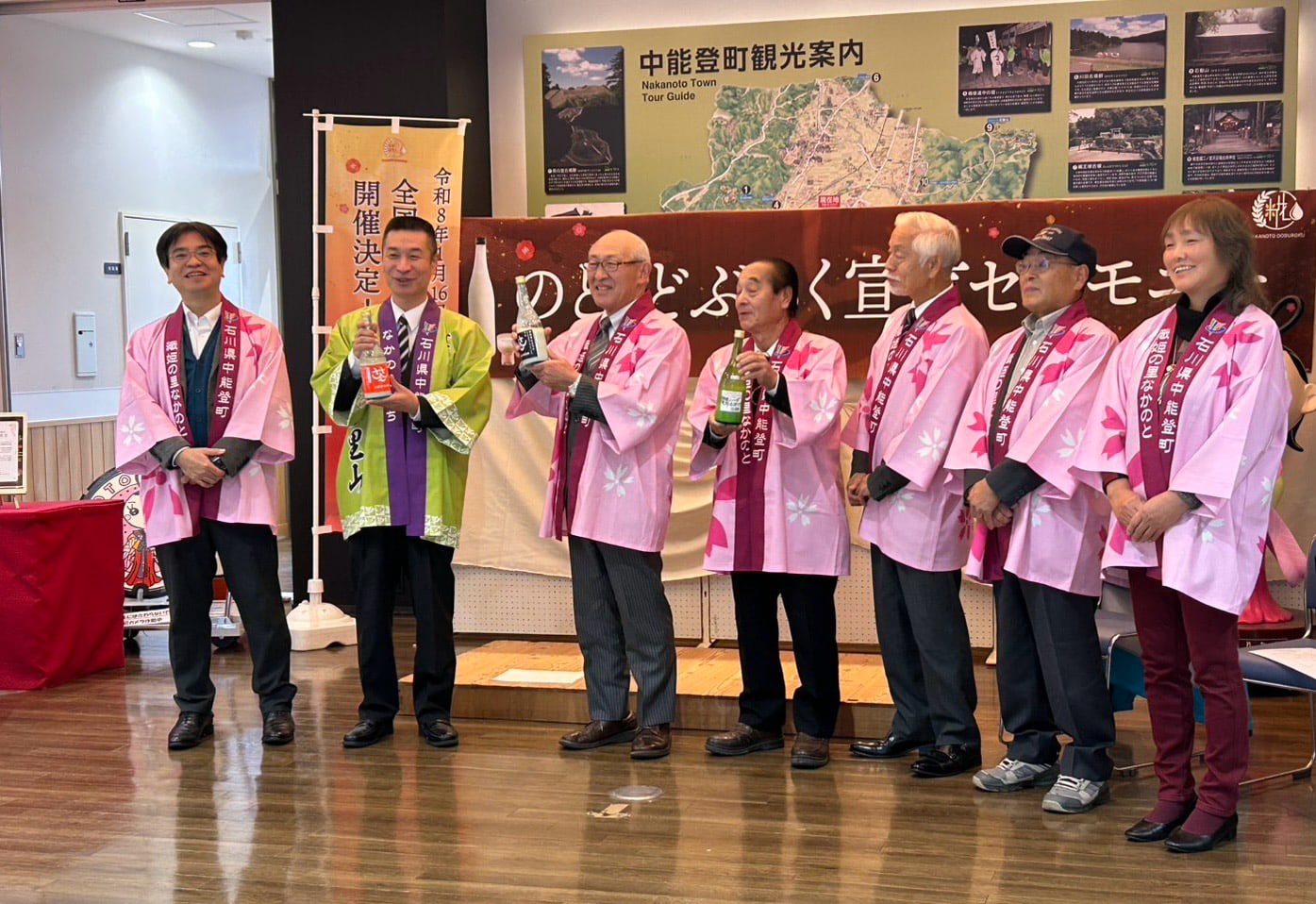 石川県中能登町での「どぶろく宣言」　観光協会長や町長らと宮木先生（左端）