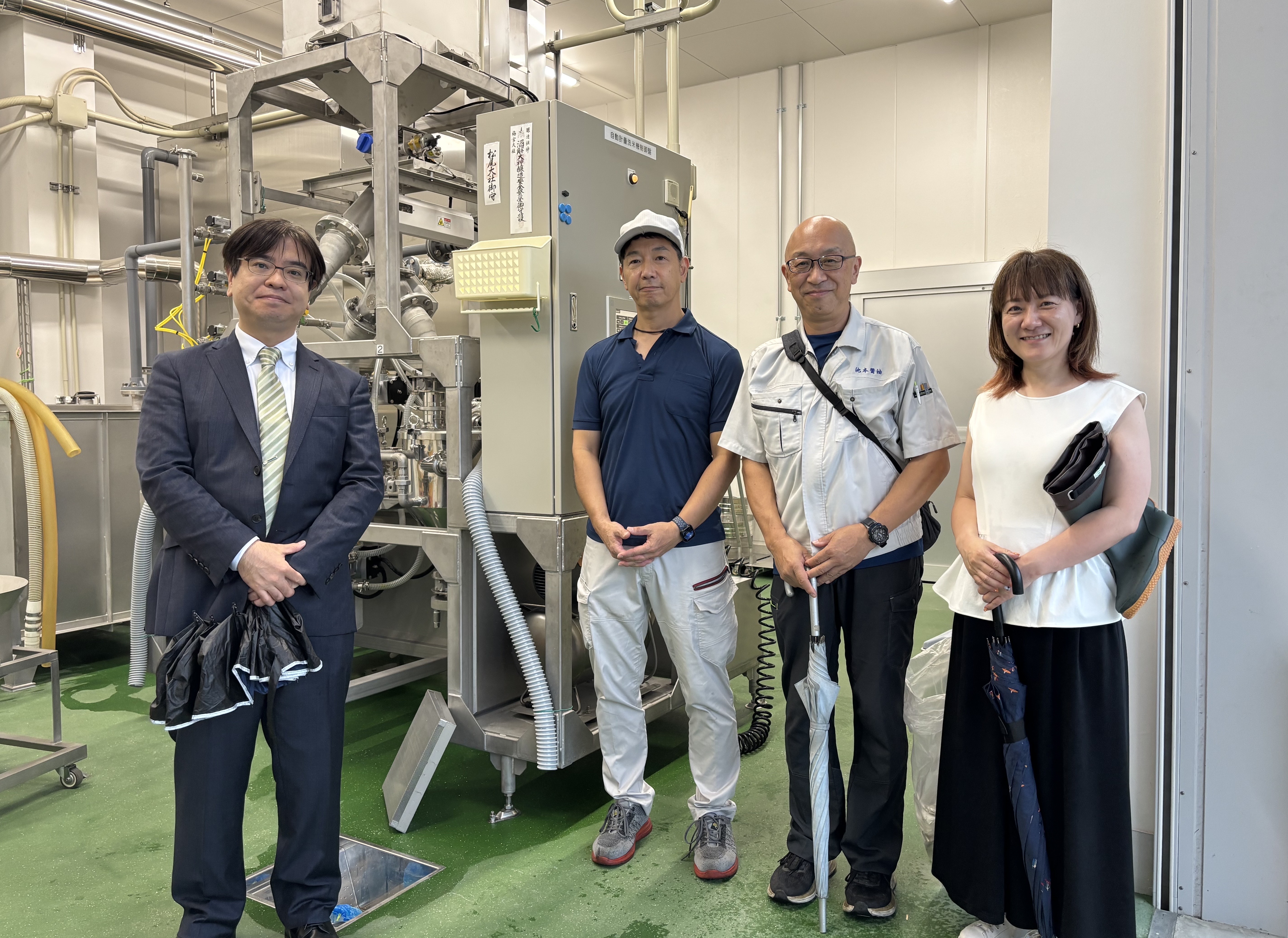 泉酒造にて撮影した、泉酒造当主の泉社長、杜氏の和氣取締役、池本醤油当主の池本社長、宮木幸一博士の記念写真