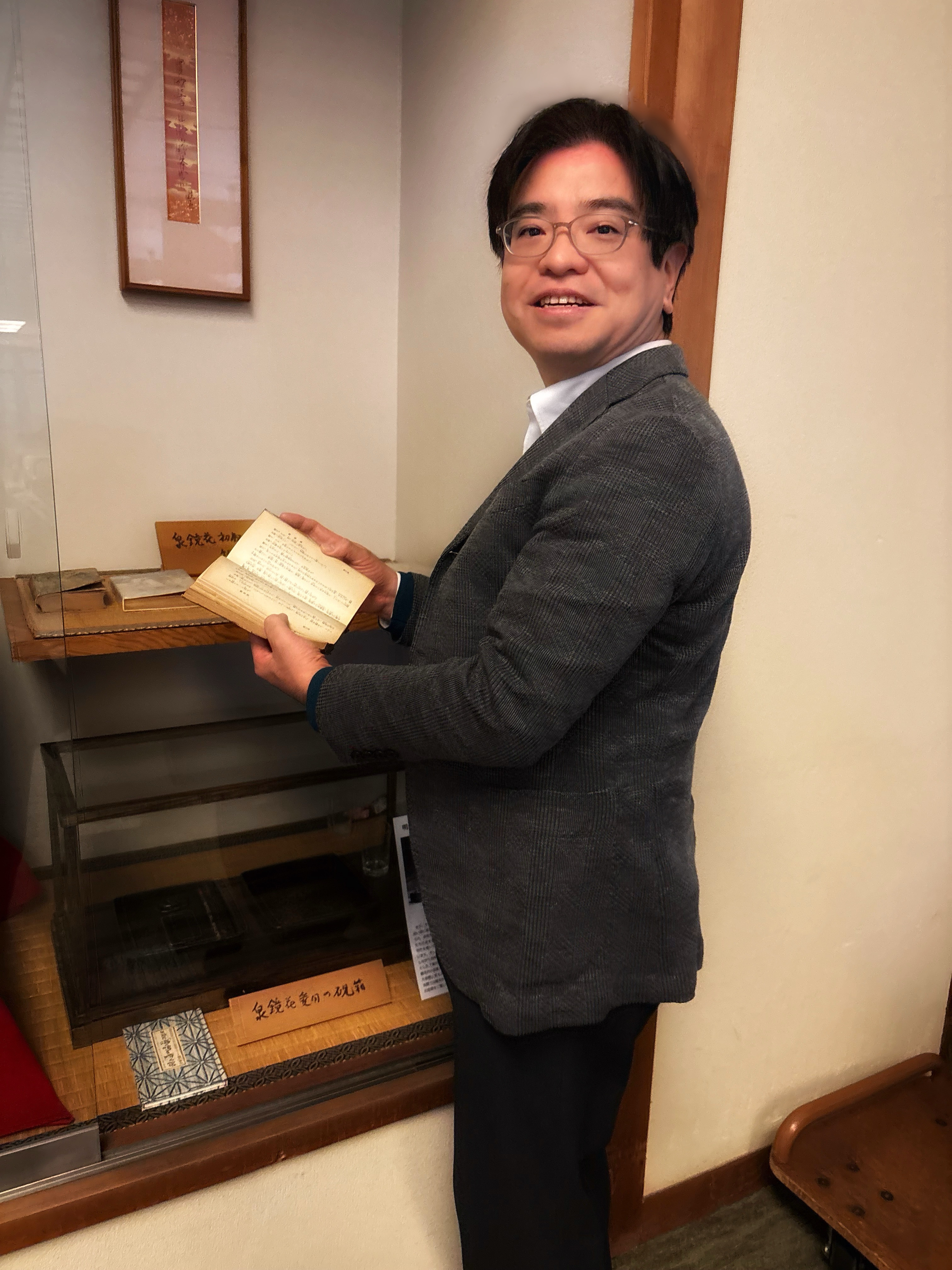 金沢辰口温泉まつさきにて 泉鏡花の机と宮木先生