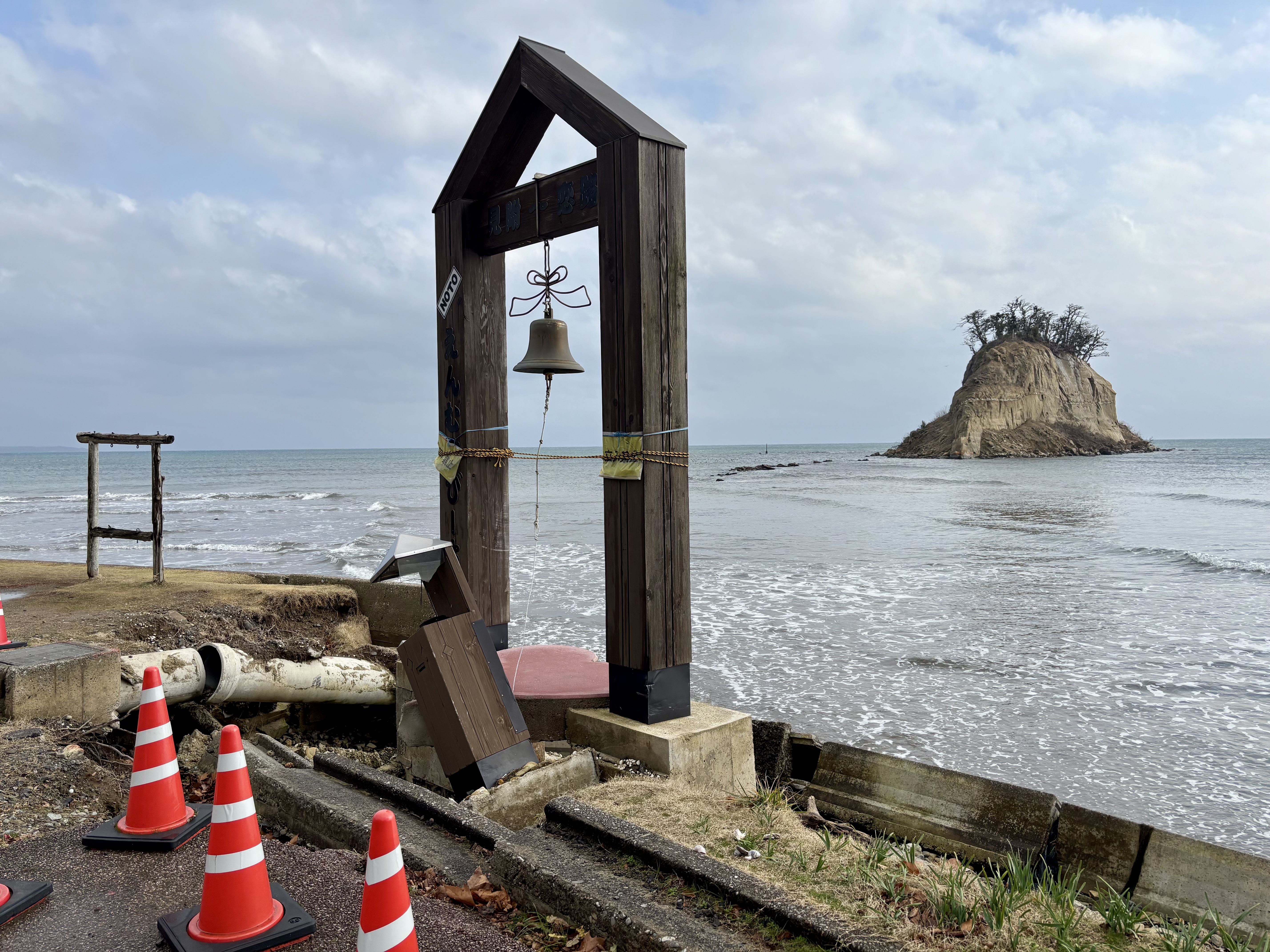 爪痕の残る珠洲市の見附島